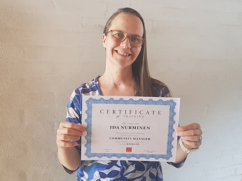 Ida Nurminen valmistui yhteisömanageriksi diplomin kera