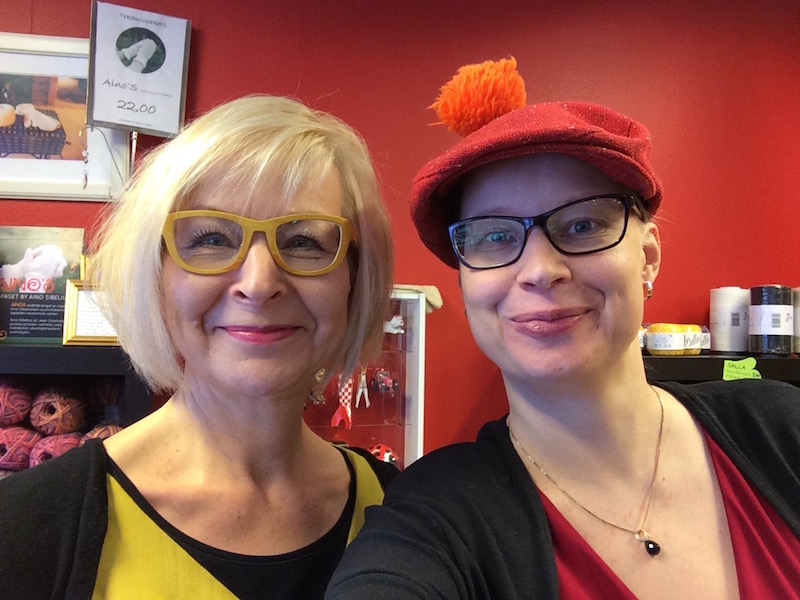 Marja ja Pauliina taskuneuloosissa